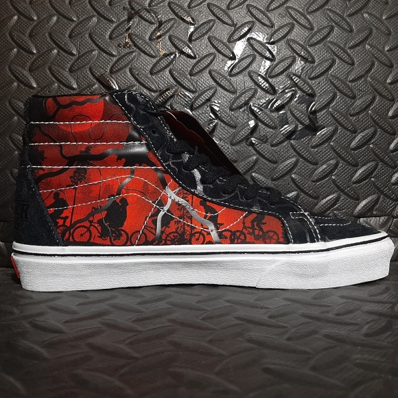 VANS Sk8-hi Reissue x Stranger Things "FRIENDS DON'T LIE" VN0A2XSBY09 size 8 - Picture 4 of 12